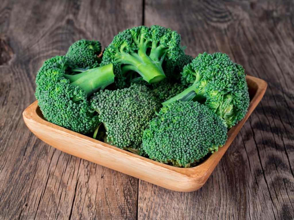 Tento obrázek nemá vyplněný atribut alt; název souboru je europeivf.com-kyselina-listova-v-potravinach-v-cem-ji-najdete-fresh-raw-green-broccoli-in-wooden-bowl-on-wooden-2021-08-27-09-44-24-utc-1024x768.jpg.