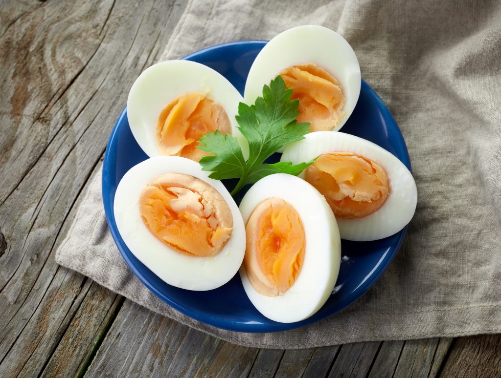 Tento obrázek nemá vyplněný atribut alt; název souboru je europeivf.com-kyselina-listova-v-potravinach-v-cem-ji-najdete-plate-of-boiled-eggs-2021-08-26-16-31-23-utc-1024x774.jpg.